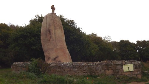 Menhir de Saint-Uzec Menhir de Saint-Uzec