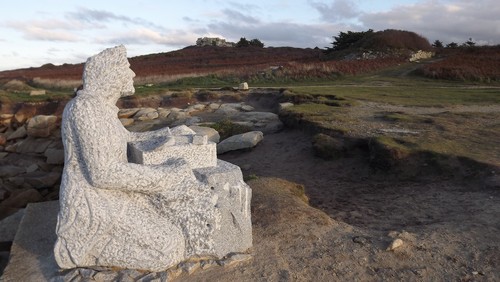 Statue Hommage aux Carriers de l’Ile-Grande devant Runn al Lannou sur le sentier des douaniers Statue Hommage aux Carriers de l’Ile-Grande devant Runn al Lannou sur le sentier des douaniers