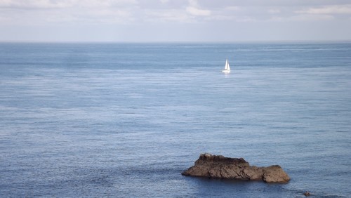 Panorama île et voilier