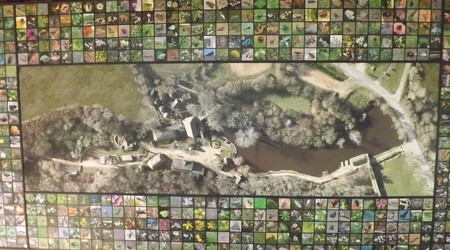 Une vue aérienne du village avec le diaporama de sa biodiversité.
