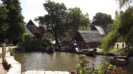 Aire de départ des barques sur le lac.